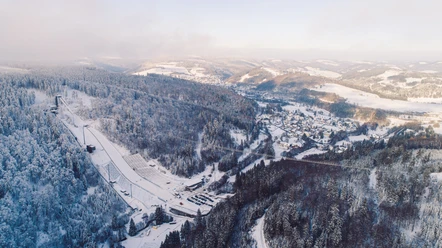 Blick auf Skywalk und Mühlenkopfschanze im Winter Blick auf Skywalk und Mühlenkopfschanze im Winter