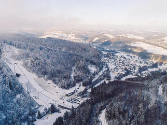 Blick auf Skywalk und Mühlenkopfschanze im Winter Blick auf Skywalk und Mühlenkopfschanze im Winter
