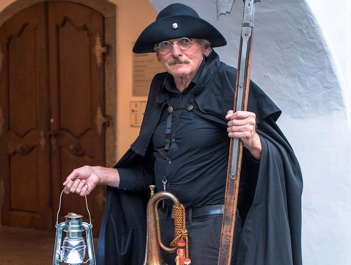 stadtfuehrung-thun-nachtwaechter-helebarde-laterne.jpg