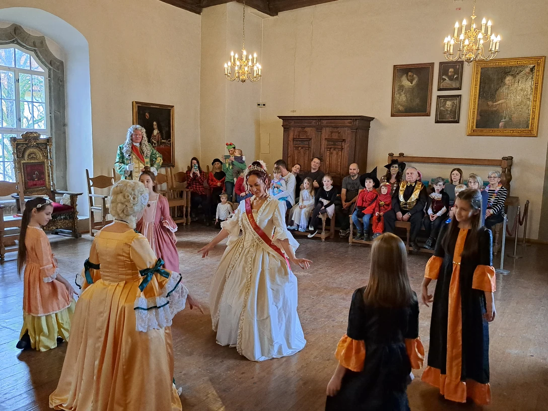 Kinder-Maskenball(c)Museum und Kunstsammlung Schloss Hinterglauchau.jpg