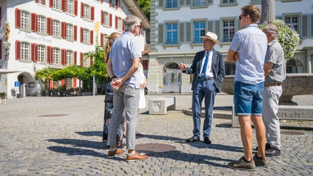 themenfuehrungen-altstadtfuehrung-jon-keller-rathausplatz-thun-sommer.jpg