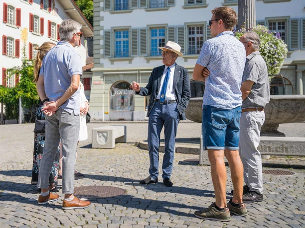 themenfuehrungen-altstadtfuehrung-jon-keller-rathausplatz-thun-sommer.jpg