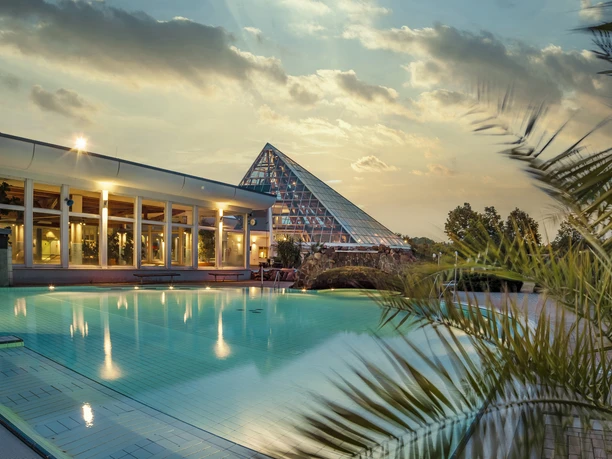 Außenbereich des RIFF Bad Lausick - Freizeitbad in der Leipzig Region Blick auf das beleuchtete Außenbecken des Freizeitbades RIFF in Bad Lausick bei untergehender Sonne, Familienausflug