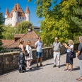 stadtfuehrung-schloss-thun-gruppe-sommer-baeume.jpg