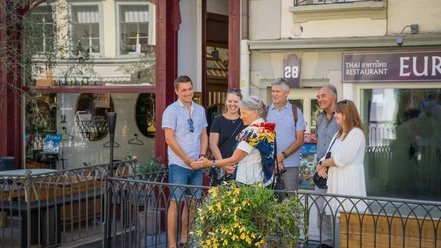 stadtfuehrung-hochtrottoir-gruppe-blumen-flanieren.jpg