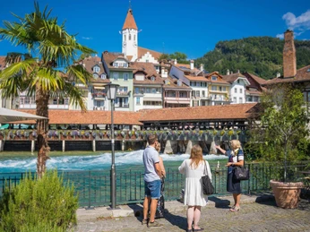 stadtfuehrung-thun-aare-schleuse-sommer-schlosskirche.jpg