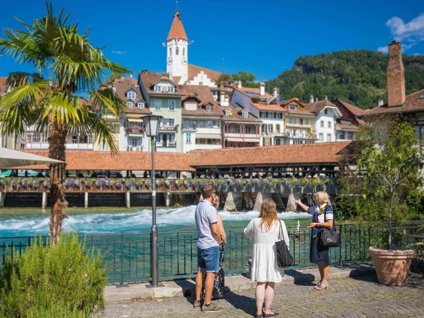 stadtfuehrung-thun-aare-schleuse-sommer-schlosskirche.jpg