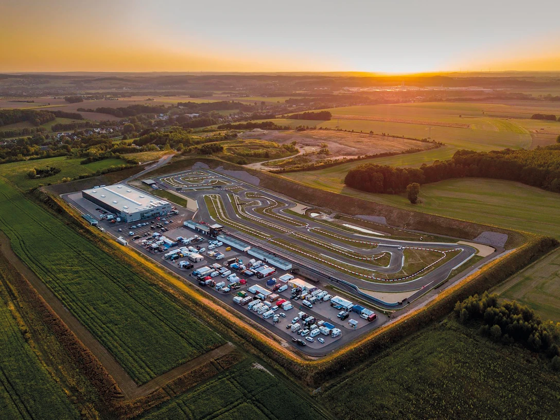 ARENA E Luftaufnahme Sonnenuntergang.jpg