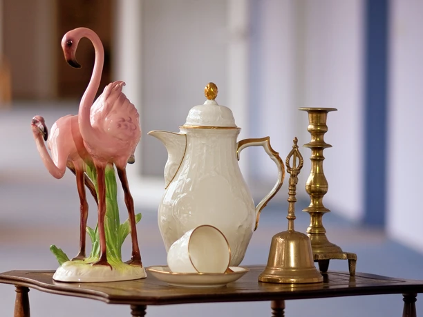 IMG_7093-3sw4.jpg Abstelltisch mit verschiedenen antiken Gegenständen darauf.