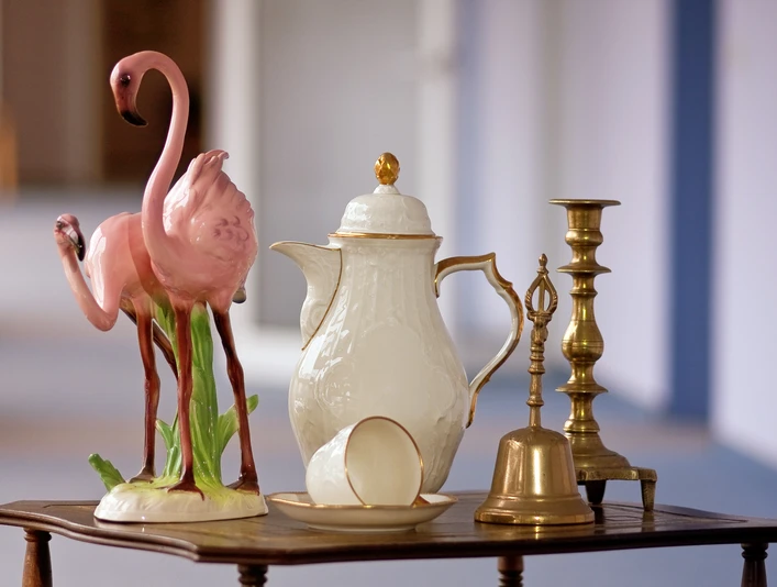 IMG_7093-3sw4.jpg Abstelltisch mit verschiedenen antiken Gegenständen darauf.