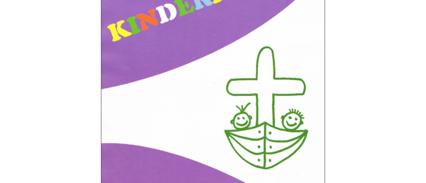 Kinderkirche.jpg Buntes Logo mit Wort Kinderkirche, Kreuz, Boot und zwei lachenden Kinderfiguren auf weiß-lila Grund.