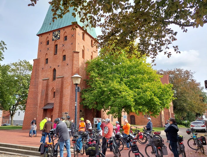 Geführte Radtour in Wittingen Radfahrergruppe vor der St. Stephanuskirche in Wittingen