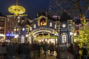 Der Kölner Weihnachtsmarkt am Heumarkt bei Abenddämmerung