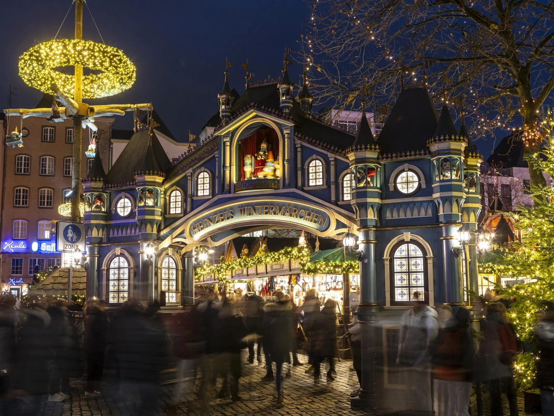 Heinzels Wintermärchen Der Kölner Weihnachtsmarkt am Heumarkt bei AbenddämmerungThe Cologne Christmas market at Heumarkt at duskDe Keulse kerstmarkt op de Heumarkt in de schemering