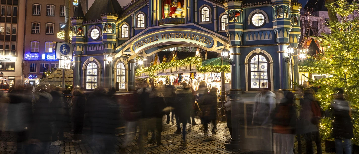 Heinzels Wintermärchen Der Kölner Weihnachtsmarkt am Heumarkt bei Abenddämmerung