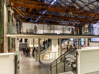 Das Theaterfoyer im Kraftwerk Mitte Dresden.jpg