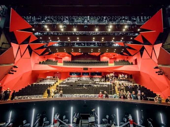 Orchestergraben & Saal der Staatsoperette Dresden.jpg