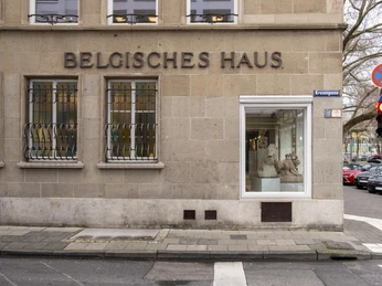 Belgian House RGM Das Bild zeigt das Belgische Haus in Köln aus einer Straßenansicht. Es hebt die charakteristische Architektur und das Schild "Belgisches Haus" hervor.The picture shows the Belgian House in Cologne from a street view. It highlights the characteristic architecture and the "Belgisches Haus" sign.