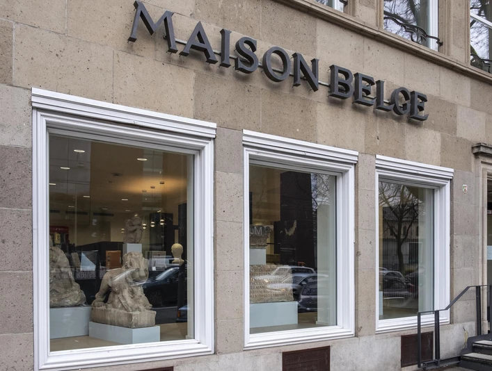 Belgisches Haus RGM Fassade des Belgischen Hauses in Köln, mit großen Fenstern und klaren Linien, zeigt Eleganz.The façade of the Belgian House in Cologne, with large windows and clear lines, shows elegance.