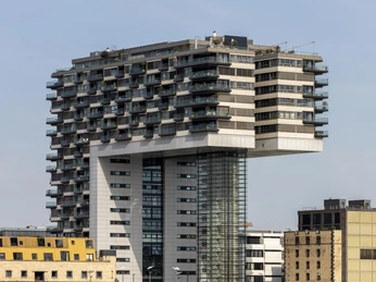Kranhäuser Das Bild zeigt eines der markanten Kranhäuser in Köln, moderne Architektur direkt am Rhein.The picture shows one of the striking crane buildings in Cologne, modern architecture directly on the Rhine.