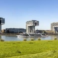 Rheinauhafen Die modernen Kranhäuser am Kölner Rheinufer ragen markant vor einem klaren, blauen Himmel empor.The modern crane houses on the banks of the Rhine in Cologne rise up strikingly against a clear blue sky.