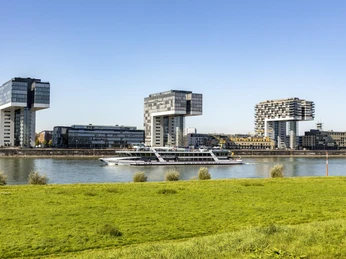 Rheinauhafen Die modernen Kranhäuser am Kölner Rheinufer ragen markant vor einem klaren, blauen Himmel empor.The modern crane houses on the banks of the Rhine in Cologne rise up strikingly against a clear blue sky.