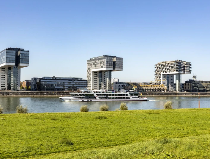 Rheinauhafen Die modernen Kranhäuser am Kölner Rheinufer ragen markant vor einem klaren, blauen Himmel empor.The modern crane houses on the banks of the Rhine in Cologne rise up strikingly against a clear blue sky.