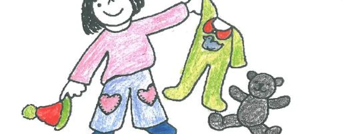 Kinder.jpg Ein lächelndes Kind hebt einen grünen Schlafanzug mit Entenmotiv neben einem sitzenden Teddybär.