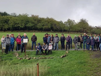 An der Infotafel Flossbach