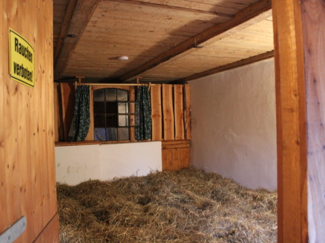 Heuherberge Schaalseehof.jpg In diesem Raum liegt Heu zum Übernachten. Ein Schild sagt: Rauchen verboten