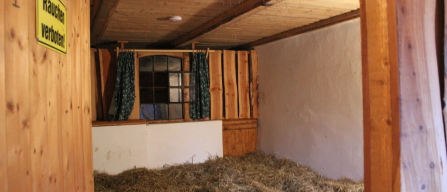 Heuherberge Schaalseehof.jpg In diesem Raum liegt Heu zum Übernachten. Ein Schild sagt: Rauchen verboten