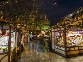 Village of St. Nicholas at Rudolfplatz Weihnachtsmarkt auf dem Rudolfplatz in Köln, festlich beleuchtet mit strahlenden Lichtern und Buden.Christmas market on Rudolfplatz in Cologne, festively illuminated with bright lights and stalls.