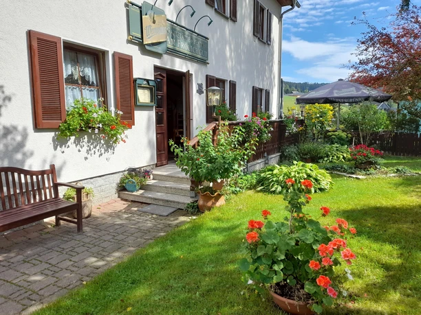 Eingangsbereich mit Blick auf Terrasse