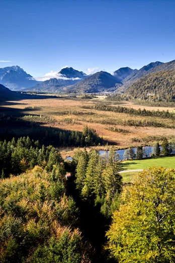 Weg zu den Sieben Quellen mit Blick auf das Wettersteingebirge