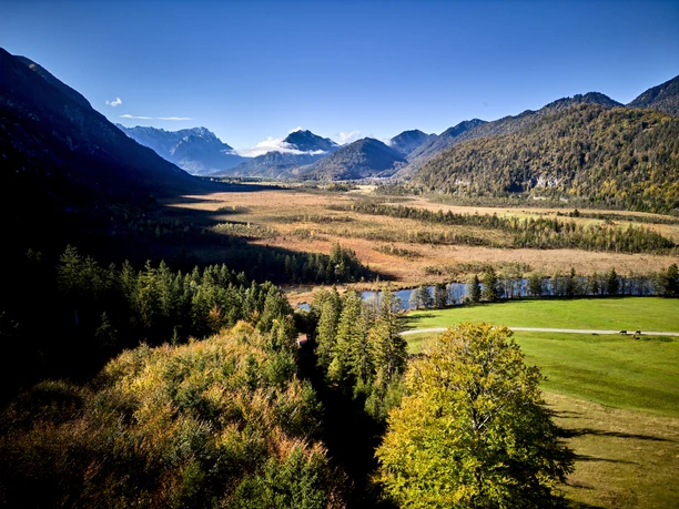Weg zu den Sieben Quellen mit Blick auf das Wettersteingebirge
