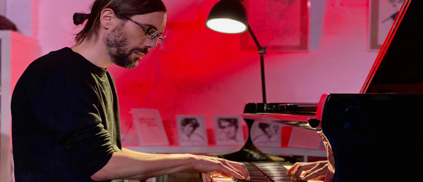 Hauke-Ströh-Web.jpg Ein Mann am Flügel