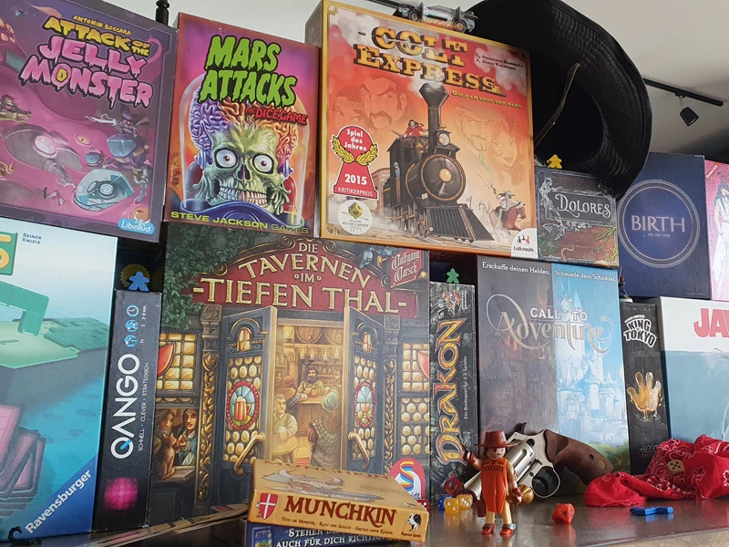 BoardgameBandidos_800.jpg Diese Aufnahme zeigt eine Sammlung von Brettspielen, darunter Titel wie "Mars Attacks" und "Colt Express".