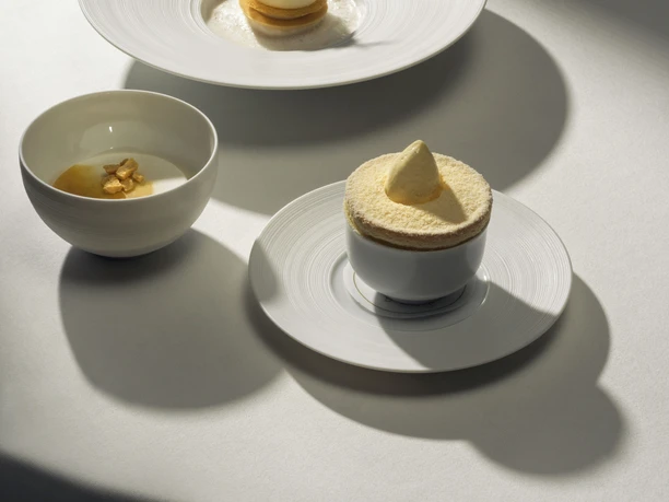 Desserts auf zwei Tellern und einer kleinen Schüssel.