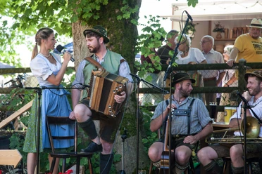 Charivari-Fruehschoppen-Maxlrain-Braeustueberl-2.jpg