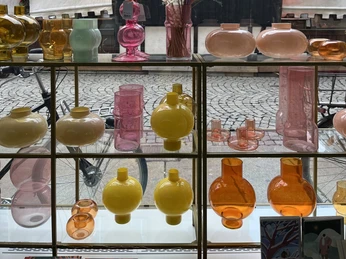 Farbenfrohe Vasen im Schaufenster des Concept Stores Lipsi Klub in Leipzig! Farbenfrohe Vasen im Schaufenster des Concept Stores Lipsi Klub in Leipzig - Kreatives und Handwerk