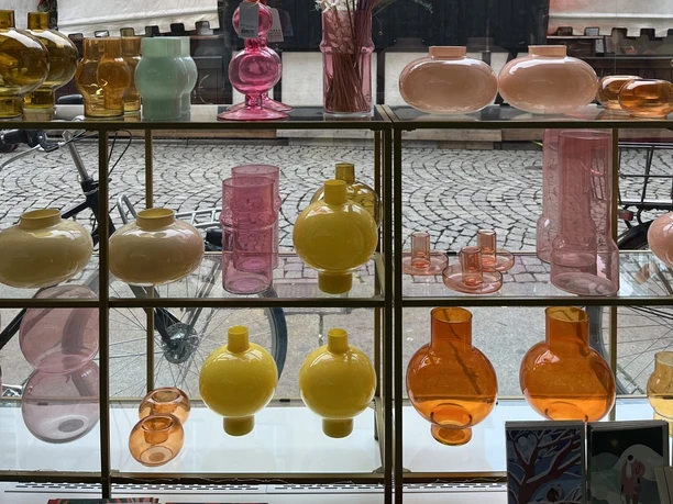 Farbenfrohe Vasen im Schaufenster des Concept Stores Lipsi Klub in Leipzig! Farbenfrohe Vasen im Schaufenster des Concept Stores Lipsi Klub in Leipzig - Kreatives und Handwerk