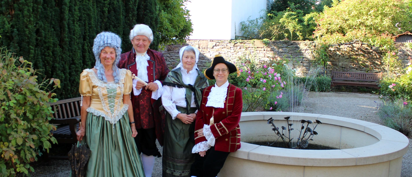 Bad Karlshafen_Gruppe am Brunnen.jpg