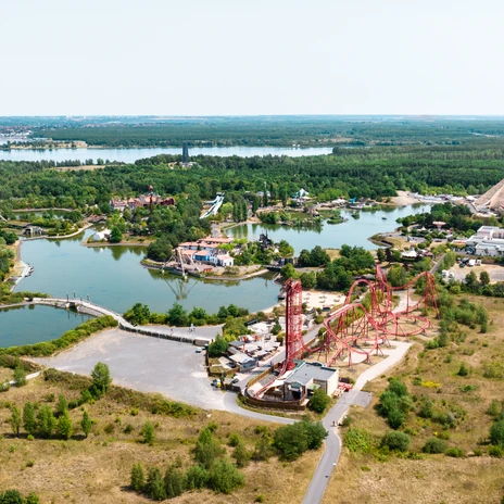 Ein Blick von oben auf die verschiedenen Attraktionen im Belantis AbenteuerReich, Ausflugsziel, Freizeitattraktion, Aktiv, Urlaub, Leipzig mit Kindern A view from above of the various attractions at Belantis AbenteuerReich, excursion destination, leisure attraction, active, vacation, Leipzig with childrenPohled shora na různé atrakce v Belantis AbenteuerReich, výletní cíl, volnočasová atrakce, aktivní, dovolená, Lipsko s dětmiWidok z góry na różne atrakcje w Belantis AbenteuerReich, cel wycieczki, atrakcja rekreacyjna, aktywny, wakacje, Lipsk z dziećmiEen blik van bovenaf op de verschillende attracties van Belantis AbenteuerReich, excursiebestemming, vrijetijdsattractie, actief, vakantie, Leipzig met kinderenUna vista dall'alto delle varie attrazioni di Belantis AbenteuerReich, meta di escursioni, attrazione per il tempo libero, attiva, vacanza, Lipsia con bambini