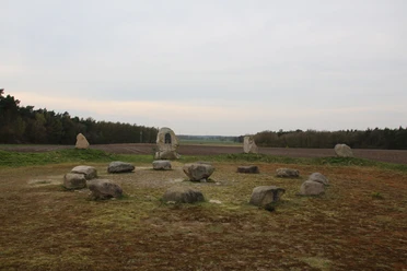 Steinkreis Werpeloh, Türöffner-Tour 2016 ©Emsland Tourismus GmbH (1).jpg Steinkreis aus großen Findlingen auf freiem Feld bei Werpeloh, umgeben von Feldern und Wald.