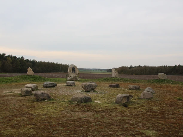 Steinkreis Werpeloh, Türöffner-Tour 2016 ©Emsland Tourismus GmbH (1).jpg Steinkreis aus großen Findlingen auf freiem Feld bei Werpeloh, umgeben von Feldern und Wald.