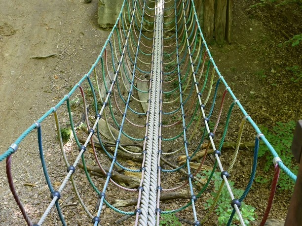Hängebrücke entlang des Weges