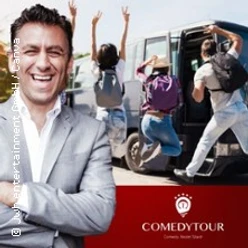 Ein lachender Mensch im Vordergrund, drei Menschen springen freudig in einen Transporter. Comedy Tour Logo unten.