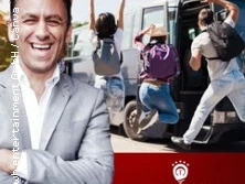 Ein lachender Mensch im Vordergrund, drei Menschen springen freudig in einen Transporter. Comedy Tour Logo unten.