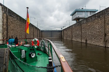 mit dem Dampfer durch die Schleuse