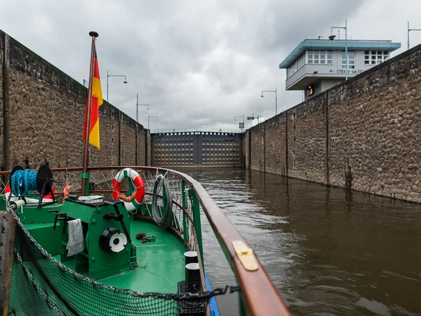 mit dem Dampfer durch die Schleuse